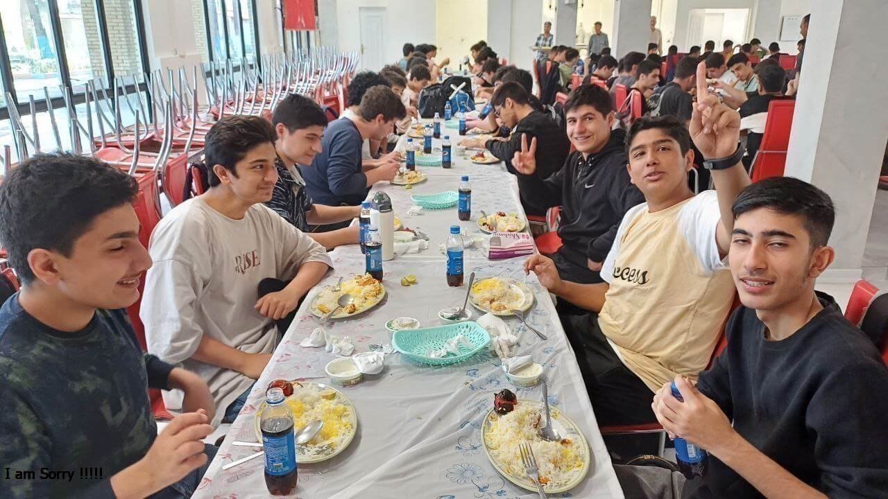 دورهمی ناهار دانشآموزان در سالن غذاخوری