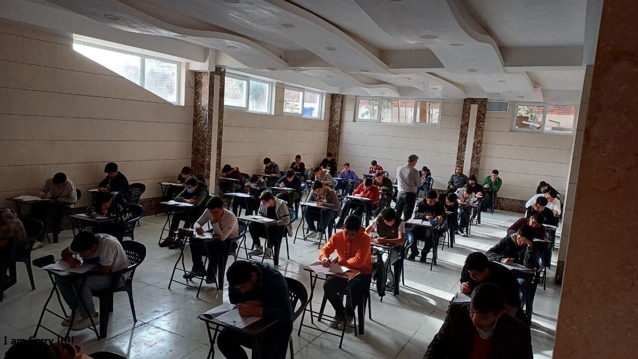 جلسهٔ آزمون منظم در سالن امتحانات